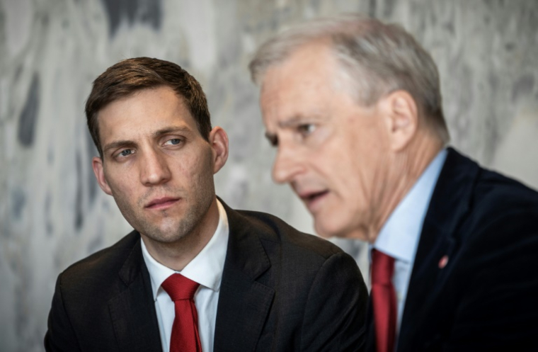 Le ministre norvégien du Climat et l'Environnement, Andreas Bjelland Eriksen (gauche) aux côtés du Premier ministre norvégien Jonas Gahr Støre, photo prise le 4 avril 2025 à Oslo. Il est le cousin du militant du mouvement Exctinction Rebellion, Vebjørn Bjelland Berg, qui va entamer une grève de la faim pour réclamer la fin de l'exploitation pétrolière ( AFP / Ole Berg-Rusten )