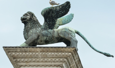 Une statue de lion ailé au sommet d'une colonne sur la place Saint-Marc à Venise, le 20 juin 2015 ( AFP / ANDREAS SOLARO )