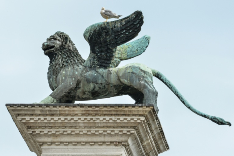 Une statue de lion ailé au sommet d'une colonne sur la place Saint-Marc à Venise, le 20 juin 2015 ( AFP / ANDREAS SOLARO )