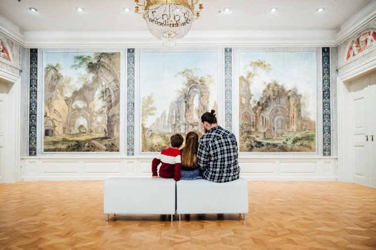 Plusieurs astuces permettent de profiter des expositions sans se ruiner. ( crédit photo : Getty Images )