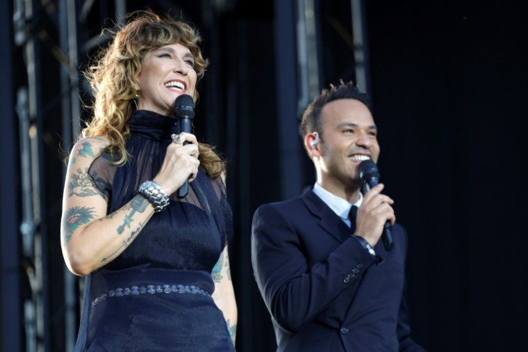 Daphe Burki et Mohamed Bouhafsi durant le concert gratuit accompagnant le retour de la vasque olympique à Paris le 21 juin 2025 ( AFP / GEOFFROY VAN DER HASSELT )