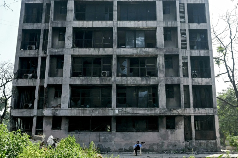 Un bâtiment calciné sur le site de l'accident du vol 171 d'Air India qui s'est écrasé dans une zone résidentielle près de l'aéroport, le 12 juin 2025 à Ahmedabad, en Inde ( AFP / Indranil MUKHERJEE )