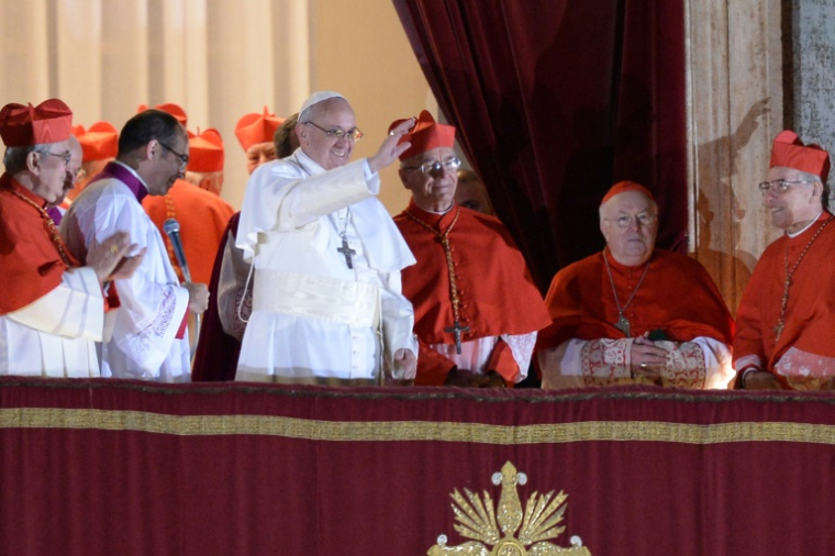 Le cardinal argentin Jorge Bergoglio, élu pape François Ier (c), apparaît avec des cardinaux à la fenêtre de la basilique Saint-Pierre après avoir été élu 266e pape de l'Église catholique romaine, le 13 mars 2013 au Vatican ( AFP / Filippo MONTEFORTE )