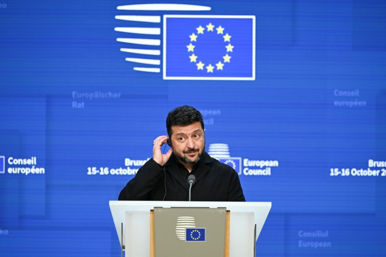 Le président ukrainien Volodymyr Zelensky lors d'une conférence de presse dans le cadre d’un sommet de l’UE à Bruxelles, le 16 octobre 2026 ( AFP / Nicolas TUCAT )