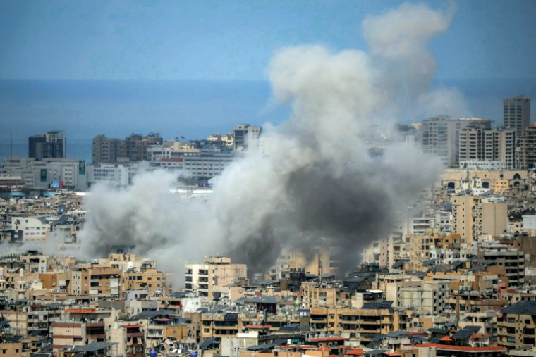 La fumée d'une frappe aérienne israélienne sur la banlieue sud de Beyrouth, le 6 avril 2026 au Liban ( AFP / ibrahim AMRO )