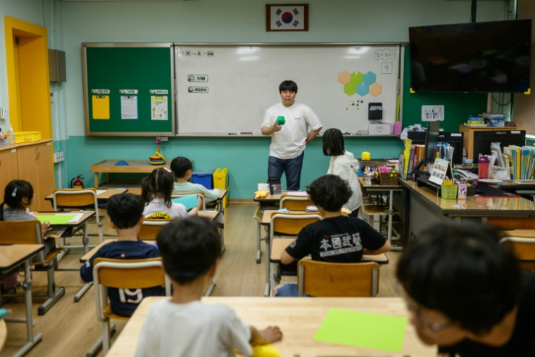 Cours d'origami à l'école émlémentaire Kunnae de Tongilchon, village sud-coréen voisin de la Corée du Nord, le 28 mai 2025 ( AFP / ANTHONY WALLACE )