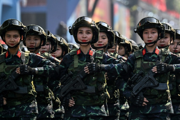 Des membres de l'armée vietnamienne à l'occasion du défilé marquant le 50e anniversaire de la chute de Saïgon, le 30 avril 2025, dans les rues de Ho Chi Minh-Ville (Vietnam) ( AFP / NHAC NGUYEN )