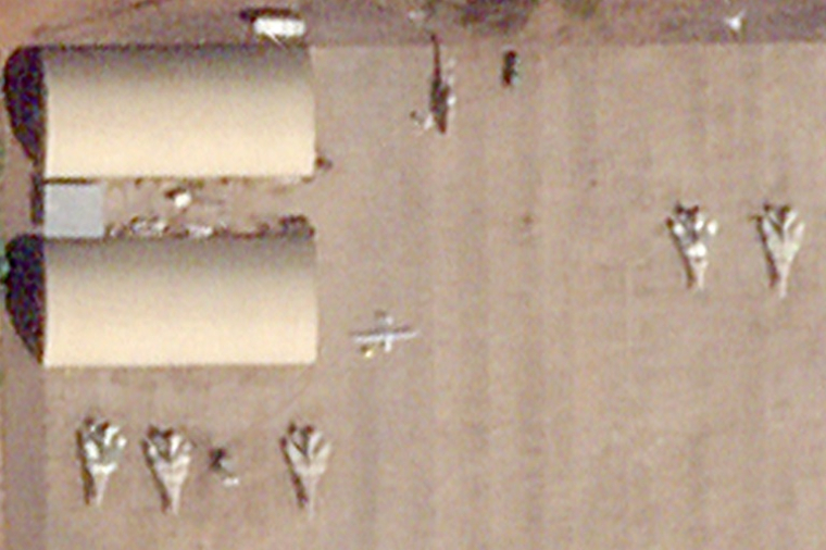 Image satellite obtenue auprès de Planet Labs PBC, le 17 juillet 2025, montrant un avion et un drone - que l'on pense être un Bayraktar TB2 de fabrication turque - sur le tarmac de la base aérienne de Bahir Dar, dans la région Amhara, en Éthiopie, le 28 avril 2025 ( Planet Labs PBC / Handout )