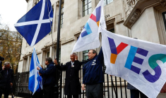 Des militants pro-indépendance écossaise devant la Cour suprême du Royaume-Uni à Londres