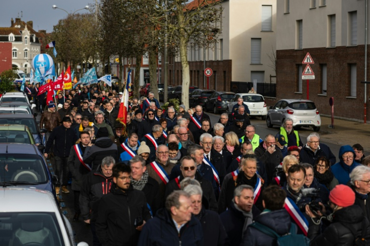 Défilé en soutien de l'entreprise Arc avec la participation d'élus locaux notamment, le 16 février 2026, dans les rues d'Arques dans le Pas-de-Calais  ( AFP / Sameer Al-DOUMY )