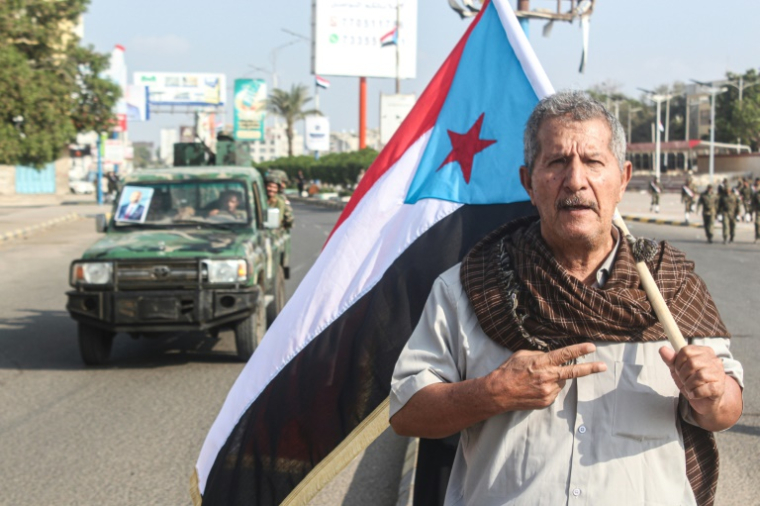 Un homme tient le drapeau de la République démocratique et populaire du Yémen (1967-90) à Aden, dans le sud du Yémen, le 30 novembre 2025 ( AFP / Saleh Al-OBEIDI )