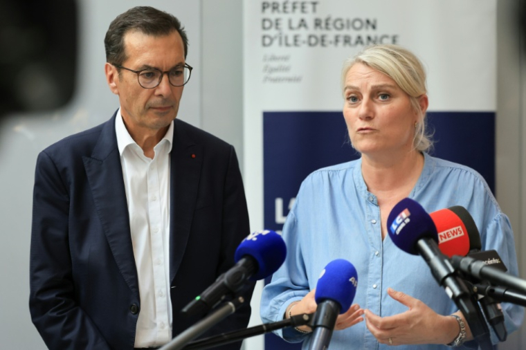 La ministre de la Santé Stéphanie Rist et le ministre du Travail Jean-Pierre Farandou en visite dans un centre d'hébergement d'urgence à Paris, en pleine canicule, le 26 juin 2026 ( AFP / Ludovic MARIN )