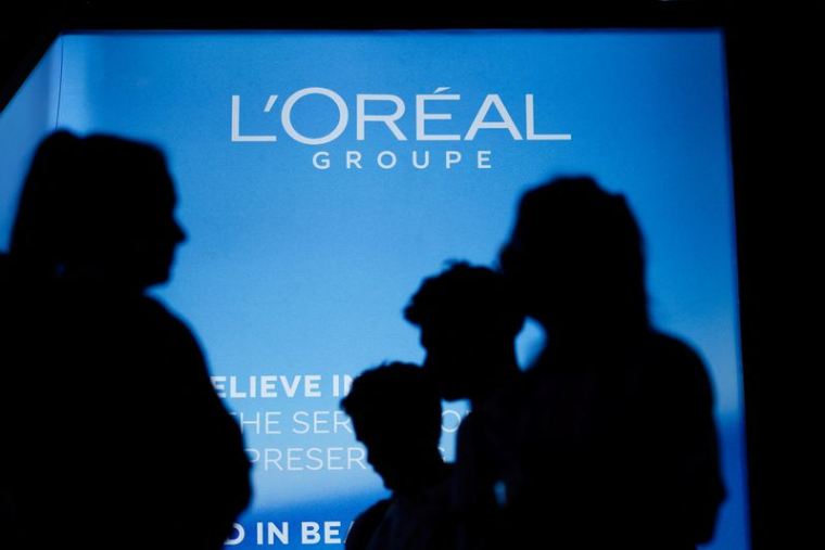 Le logo du groupe cosmétique français L'Oréal au parc des expositions de la Porte de Versailles à Paris, France