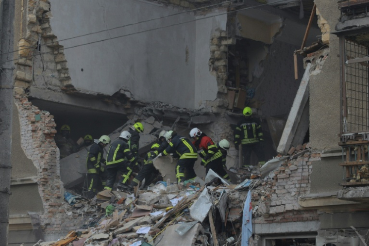Des secouristes ukrainiens dans les décombres d'un immeuble touché par une frappe russe à Odessa, le 27 janvier 2026 ( AFP / Oleksandr GIMANOV )