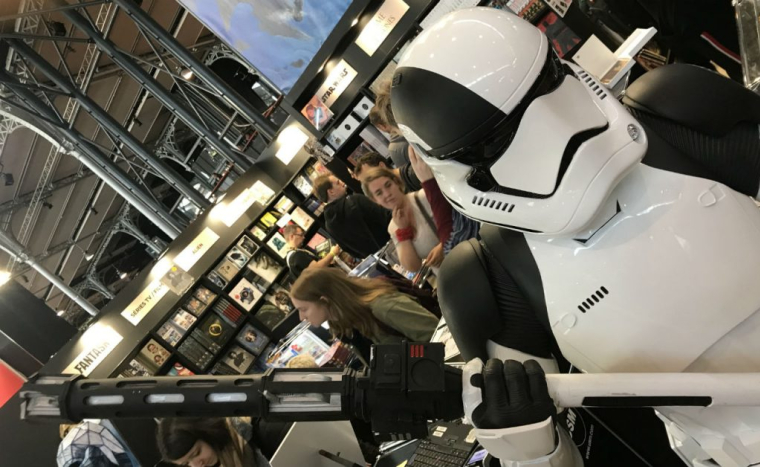 Un Trooper grandeur nature monte la garde sur un stand.