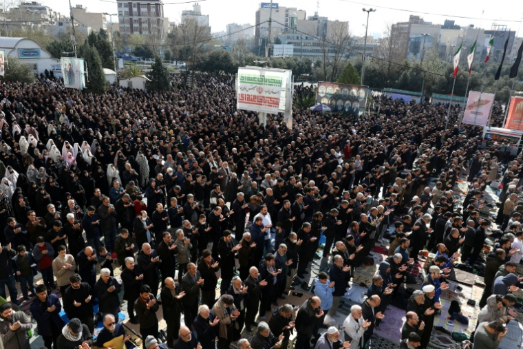 Des chiites iraniens lors des prières de l'Aïd el-Fitr, qui marque la fin du mois de jeûne du ramadan, le 21 mars 2026 à Téhéran ( AFP / STR )