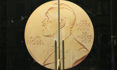 Vue de l'entrée de l'Académie suédoise, affichant une médaille à l'effigie d'Alfred Nobel, le 9 octobre 2025 à Stockholm ( AFP / Jonathan Nackstrand )
