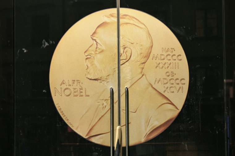 Vue de l'entrée de l'Académie suédoise, affichant une médaille à l'effigie d'Alfred Nobel, le 9 octobre 2025 à Stockholm ( AFP / Jonathan Nackstrand )