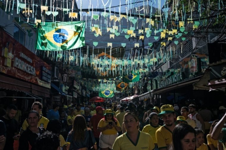 Des supporters brésiliens suivent le 16e de finale de la Seleçao face au Japon (2-1) le 29 juin 2026 dans la favela de Rocinha, à Rio de Janeiro ( AFP / TERCIO TEIXEIRA )