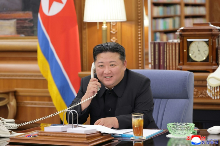Photo diffusée par l'agence de presse officielle de Pyongyang KCNA montrant le dirigeant nord-coréen Kim Jong Un au téléphone, le 12 août 2025 en Corée du Nord ( KCNA VIA KNS / STR )