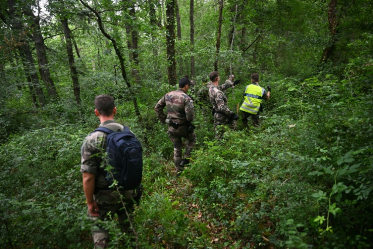 Des gendarmes participent aux recherchent de la collégienne Lyhanna à Fleurance, le 2 juin 2026 dans le Gers ( AFP / Lionel BONAVENTURE )