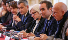Le Premier ministre français reconduit Sébastien Lecornu prononce un discours lors d'une réunion avec les membres nouvellement nommés de son cabinet, à l'Hôtel Matignon à Paris