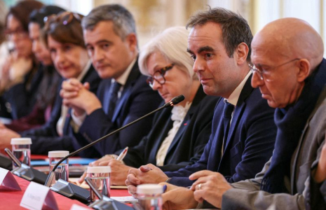 Le Premier ministre français reconduit Sébastien Lecornu prononce un discours lors d'une réunion avec les membres nouvellement nommés de son cabinet, à l'Hôtel Matignon à Paris