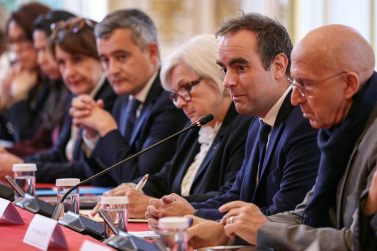 Le Premier ministre français reconduit Sébastien Lecornu prononce un discours lors d'une réunion avec les membres nouvellement nommés de son cabinet, à l'Hôtel Matignon à Paris
