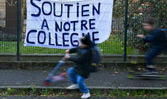 Une banderole devant l'école dont le directeur a été menacé, à Rennes, le 20 novembre 2025 ( AFP / Damien MEYER )