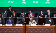 Le Premier ministre camerounais Joseph Dion Ngute (2e g) parle avec la directrice générale de l'OMC, Ngozi Okonjo-Iweala (2e d) lors de la conférence ministérielle de l'OMC à Yaoundé, le 26 mars 2026 au Cameroun ( AFP / - )