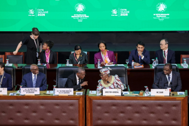 Le Premier ministre camerounais Joseph Dion Ngute (2e g) parle avec la directrice générale de l'OMC, Ngozi Okonjo-Iweala (2e d) lors de la conférence ministérielle de l'OMC à Yaoundé, le 26 mars 2026 au Cameroun ( AFP / - )
