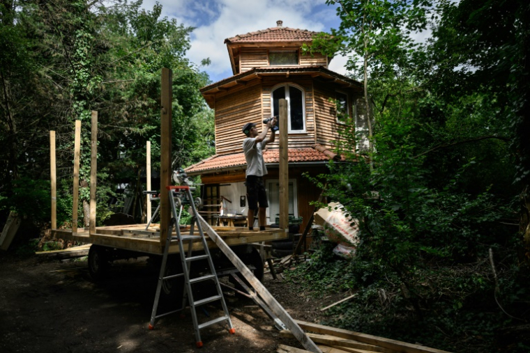 Construction d'une cabane dans le "Quartier libre des Lentillères", une ZAD urbaine à Dijon, le 3 août 2025 en Côte d'Or ( AFP / ARNAUD FINISTRE )