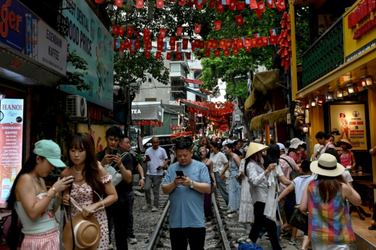 La célèbre "rue du train" où se pressent des touristes à Hanoi, le 18 août 2025 ( AFP / Nhac NGUYEN )