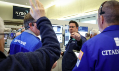 Des traders travaillent en salle des marchés de la Bourse de New York