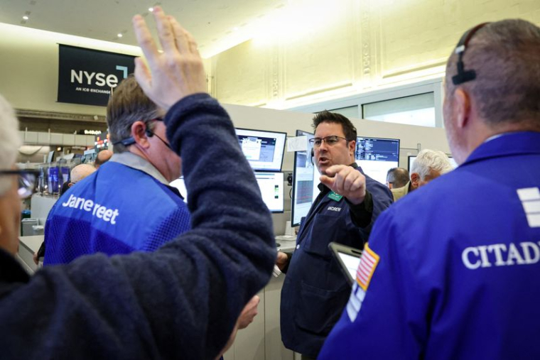 Des traders travaillent en salle des marchés de la Bourse de New York