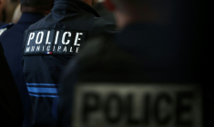 Thierry Mariani, candidat du Rassemblement national aux municipales à Paris, veut armer les policiers municipaux de la capitale et doubler leurs effectifs pour créer notamment des brigades "anti-squats et anti-campements clandestins" ( AFP / Thibaud MORITZ )