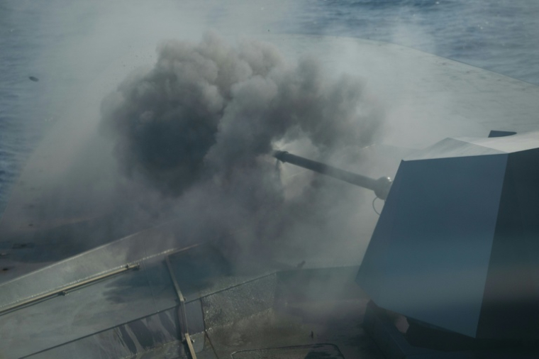 Le canon de 76 mm en action sur la frégate polyvalente de la Marine française "La Lorraine" naviguant en mer Méditerranée, le 2 octobre 2025, lors de l'exercice Wildfire 2025 consacré à la lutte contre les drones ( AFP / CLEMENT MAHOUDEAU )