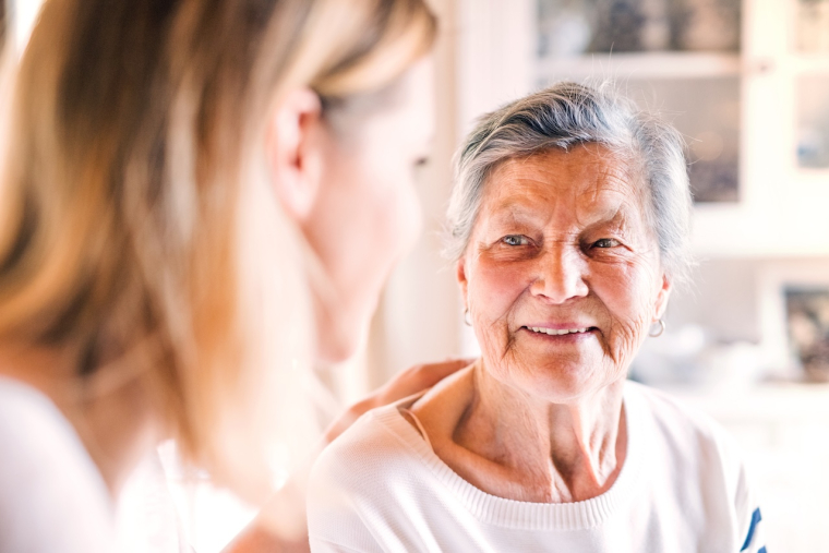 Un décret modifie les règles concernant l'exonération des cotisations sociales pour les particuliers employeurs ( Crédits photo: ©Halfpoint - stock.adobe.com)