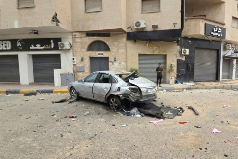 Un véhicule endommagé dans une rue de Tripoli, le 14 mai 2025 en Libye ( AFP / Mahmud Turkia )