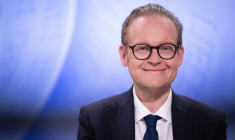 Pierre Jakubowicz, candidat Horizons à Strasbourg, pose le 11 mars 2026 avant un débat sur la chaîne ICI Alsace à Strasbourg ( AFP / SEBASTIEN BOZON )