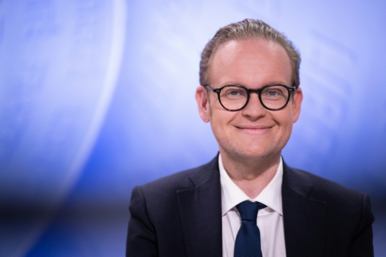 Pierre Jakubowicz, candidat Horizons à Strasbourg, pose le 11 mars 2026 avant un débat sur la chaîne ICI Alsace à Strasbourg ( AFP / SEBASTIEN BOZON )