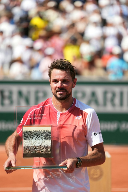 Le Suisse Stan Wawrinka a reçu sur le court Simonne-Mathieu un trophée célébrant sa carrière le 25 mai 2026 à Roland Garros à Paris alors qu'il annoncé prendre sa retraire à la fin de l'année  ( AFP / Dimitar DILKOFF )