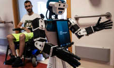 Le robot humanoïde Alter-Ego, conçu par l'Institut italien de technologie, assiste le patient Daniel Senna, à l'hôpital Maugeri de Milan, le 12 juin 2026 ( AFP / MARCO BERTORELLO )