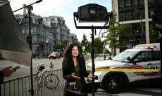 Laura Barrón-López, correspondante à la Maison Blanche pour MS Now, travaille au coin d'une rue près de la Maison Blanche à Washington, le 24 septembre 2026 ( AFP / Mandel NGAN )