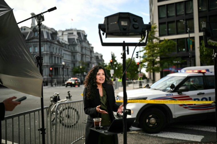 Laura Barrón-López, correspondante à la Maison Blanche pour MS Now, travaille au coin d'une rue près de la Maison Blanche à Washington, le 24 septembre 2026 ( AFP / Mandel NGAN )