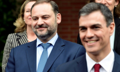 L'ancien ministre des Transports espagnol José Luis Abalos (à gauche) et le Premier ministre Pedro Sanchez, le 8 juin 2018 au palais de la Moncloa, à Madrid ( AFP / JAVIER SORIANO )