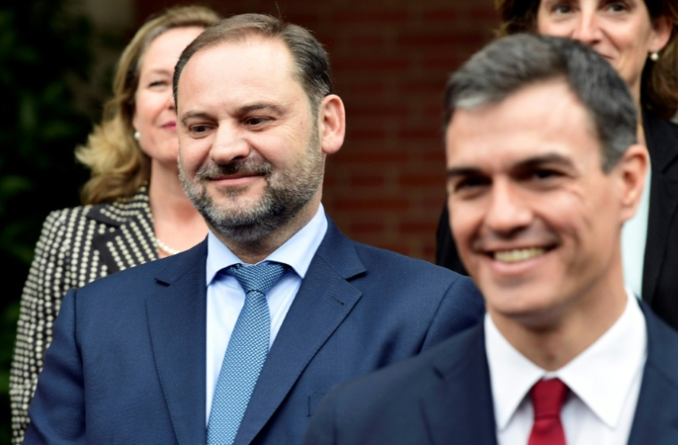 L'ancien ministre des Transports espagnol José Luis Abalos (à gauche) et le Premier ministre Pedro Sanchez, le 8 juin 2018 au palais de la Moncloa, à Madrid ( AFP / JAVIER SORIANO )
