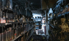 Le magasin Sham supermarket calciné dans les émeutes antimigrants, à Belfast, le 11 juin 2026 ( AFP / NATALIA CAMPOS )