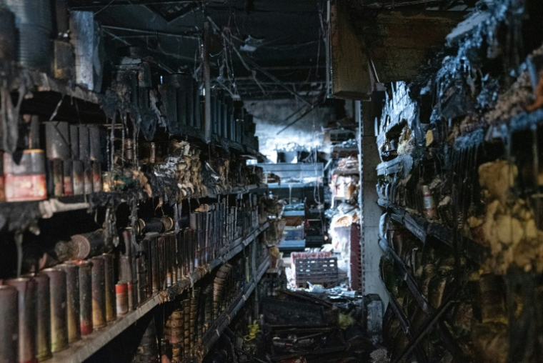 Le magasin Sham supermarket calciné dans les émeutes antimigrants, à Belfast, le 11 juin 2026 ( AFP / NATALIA CAMPOS )