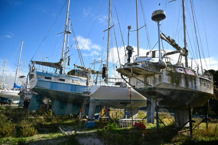 Un cimetière de bateaux à Port-Saint-Louis-du-Rhône, aux portes de la Camargue dans les Bouches-du-Rhône, le 7 novembre 2025 ( AFP / Christophe SIMON )